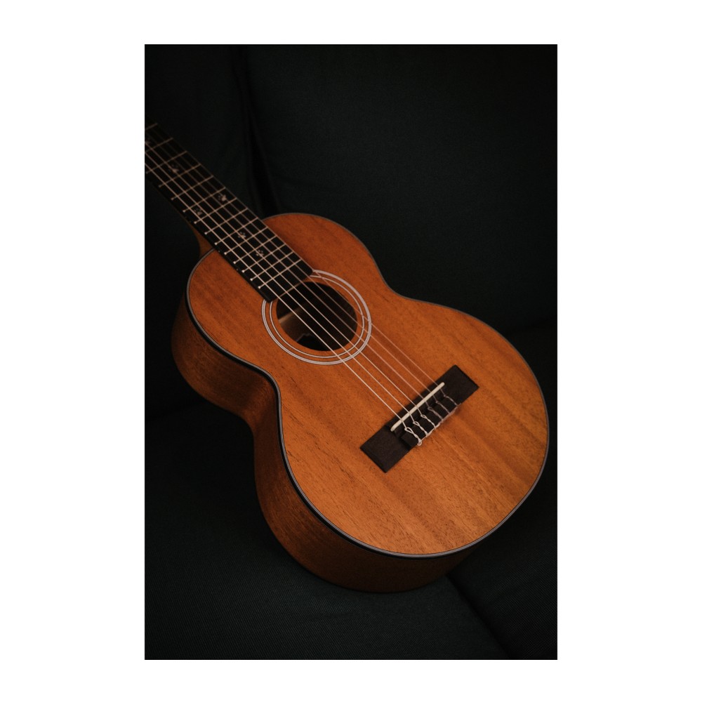 Guitarlele GL330 — Soundhole & Bridge